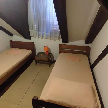 アパート U Potkrovlju クニン