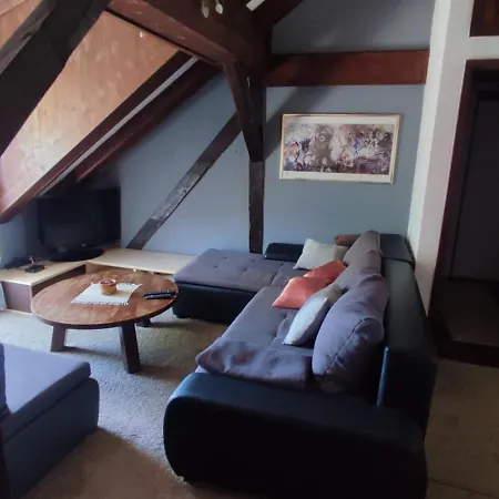 U Potkrovlju アパート クニン